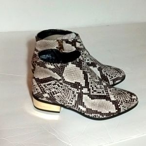 BAMBOO  STARDOM Snake Print Ankle Boots NWOT Sz.9